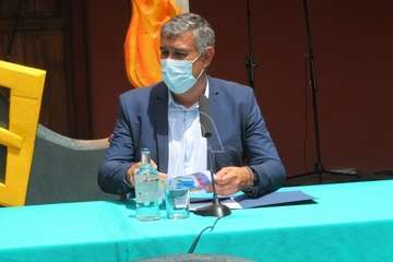 La alcaldesa Carmen Hernández y el concejal Servando Hernández durante la presentación del programa festivo/TA.